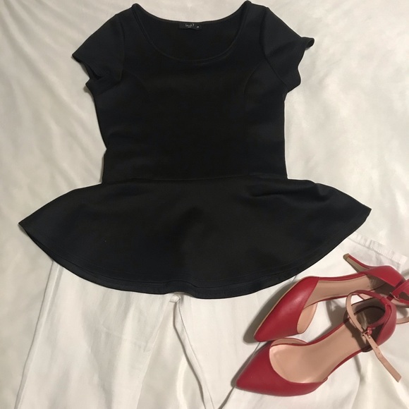 Black short sleeved fitted blouse - Picture 1 of 3